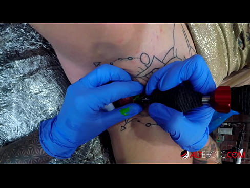 ❤️ Ekstremt tatovert hottie Sully Savage tok en tatovering på klitoris ❤️ Porno på porno no.hentaiser.ru ️❤